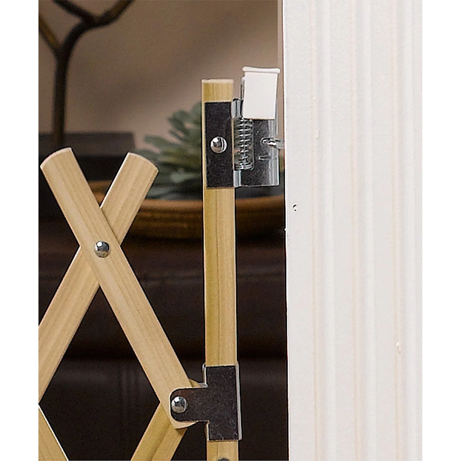 GMI Keepsafe Wooden Expanding Pet Gate 4 GMI Keepsafe Wooden Expanding Pet Gate - Image 4