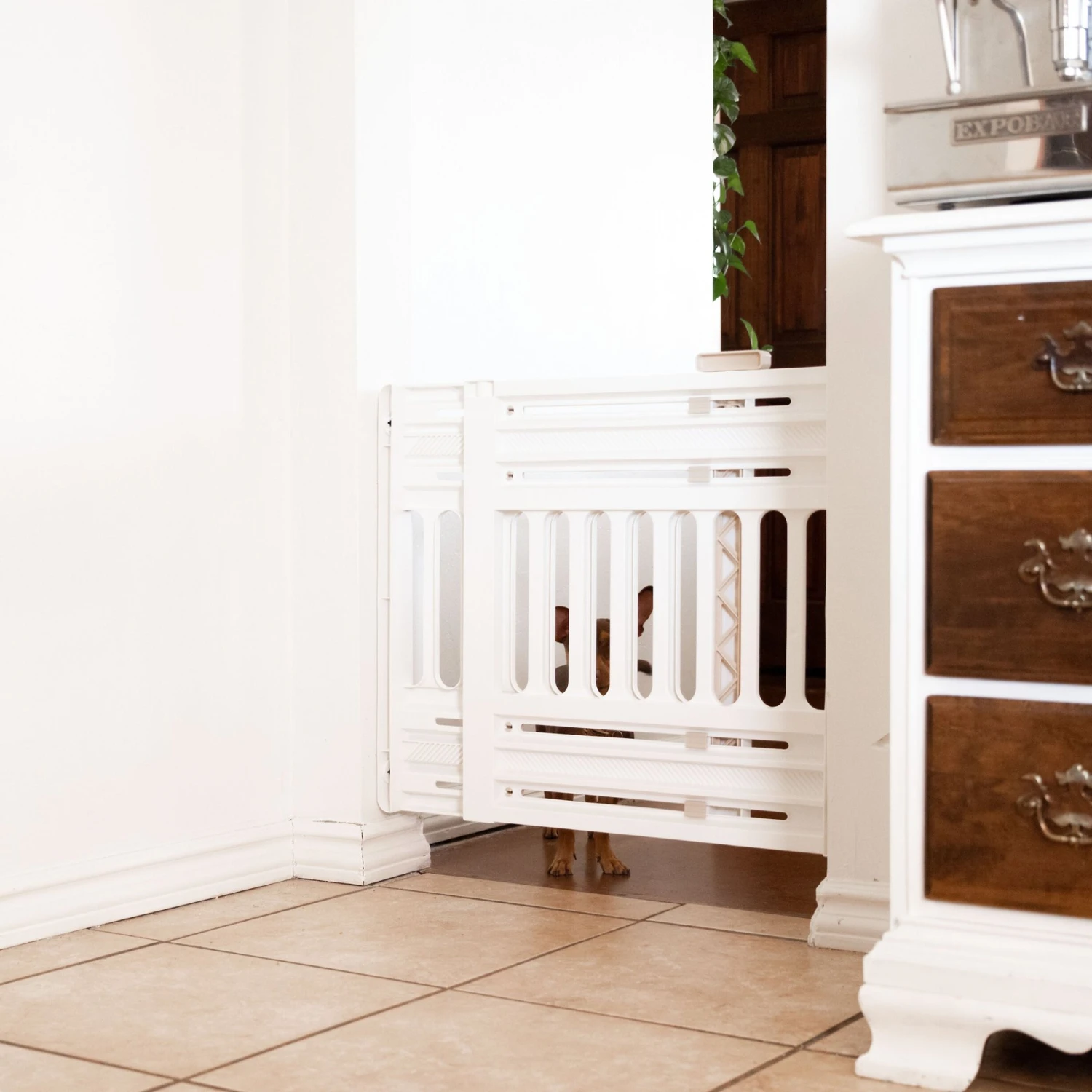 IRIS Plastic Expandable Pressure Mounted Dog & Cat Gate 5 IRIS Plastic Expandable Pressure Mounted Dog & Cat Gate - Image 5