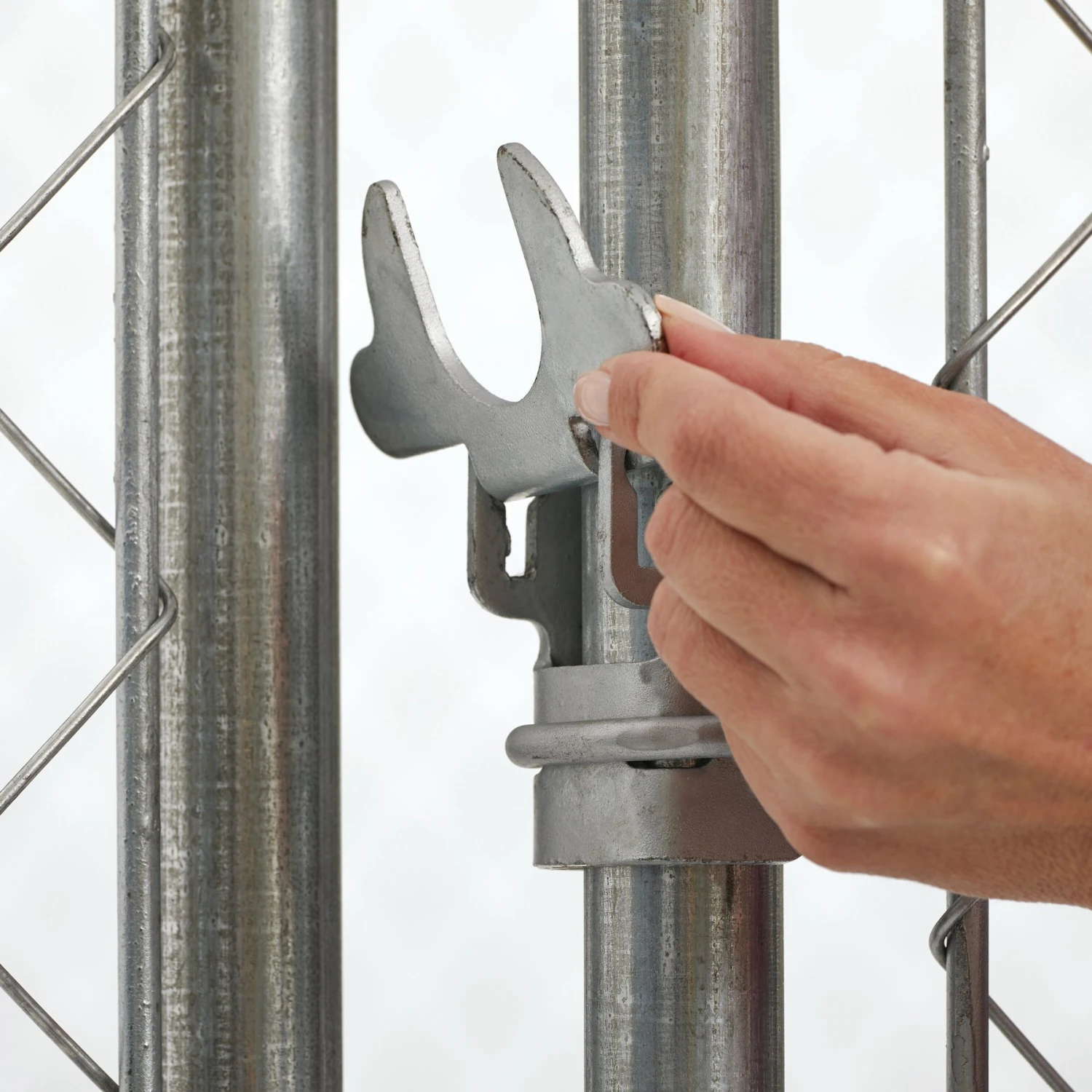 MidWest K9 Steel Chain Link Portable Outdoor Dog Kennel 5 MidWest K9 Steel Chain Link Portable Outdoor Dog Kennel - Image 5